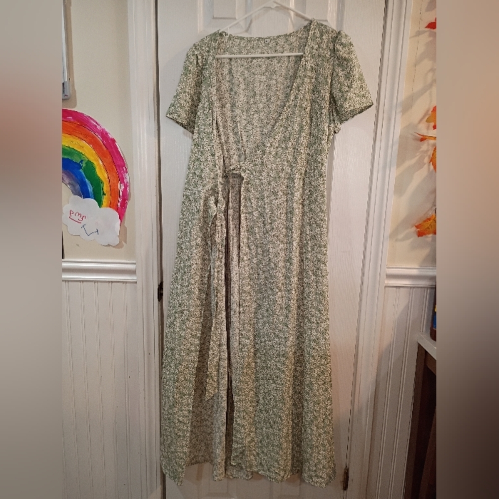 Floral Wrap Dress in Green Size Medium - Picture 5 of 5
